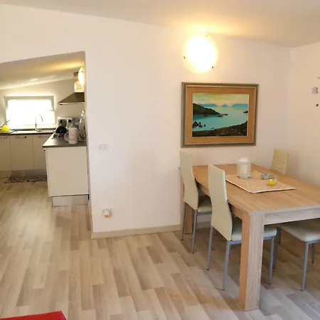 La Petronilla Apartment *